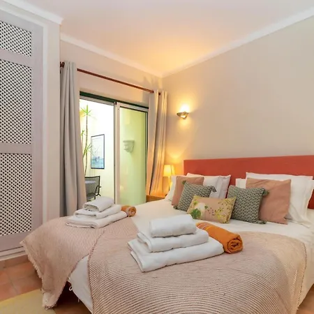 Hébergement de vacances Front Line Townhouse Nº6 In Ferragudo, Sea Views *